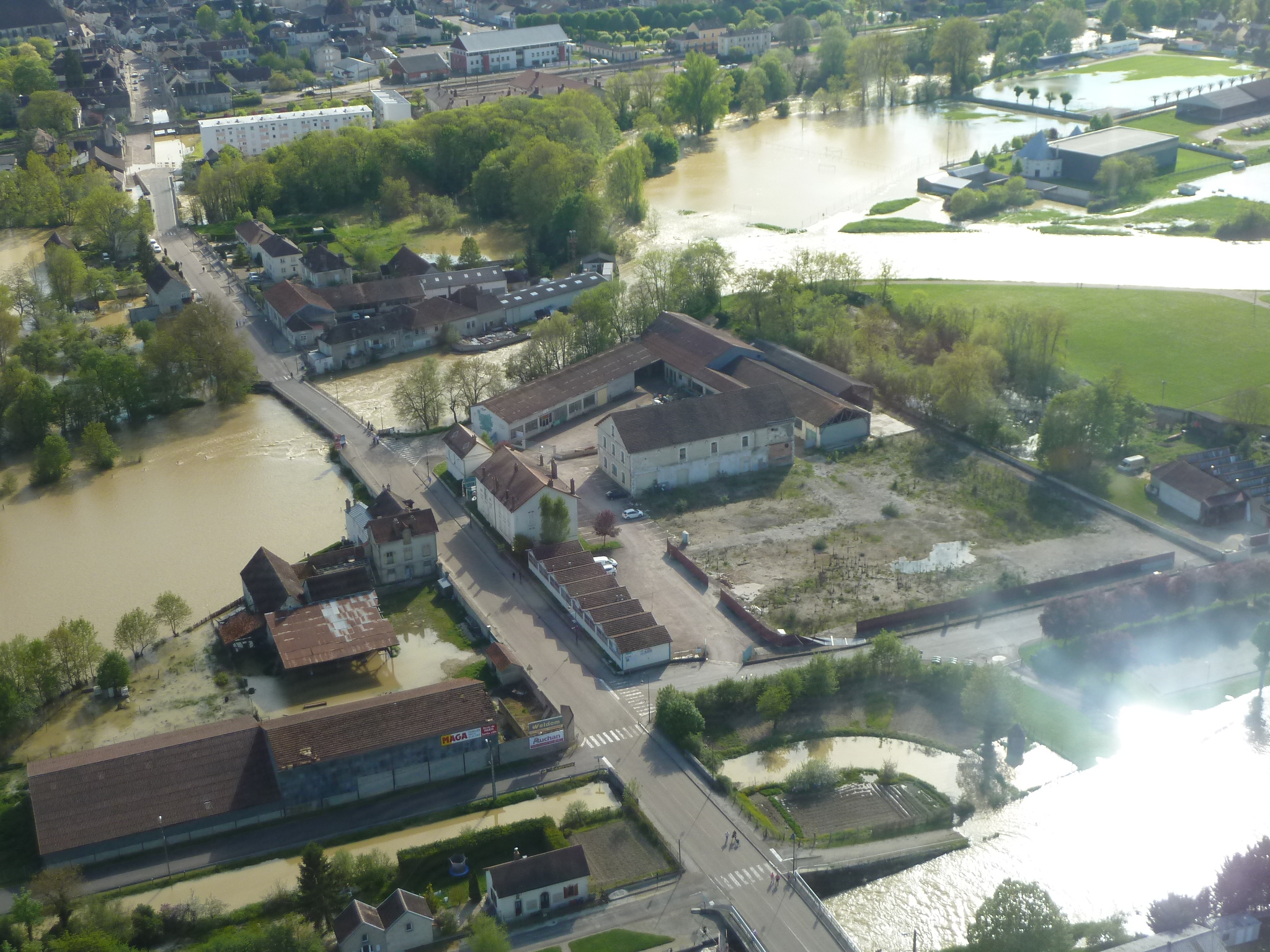 Crue de l'Armançon, en mai 2013, à Tonnerre, avenue Aristide Briand, dans l'Yonne