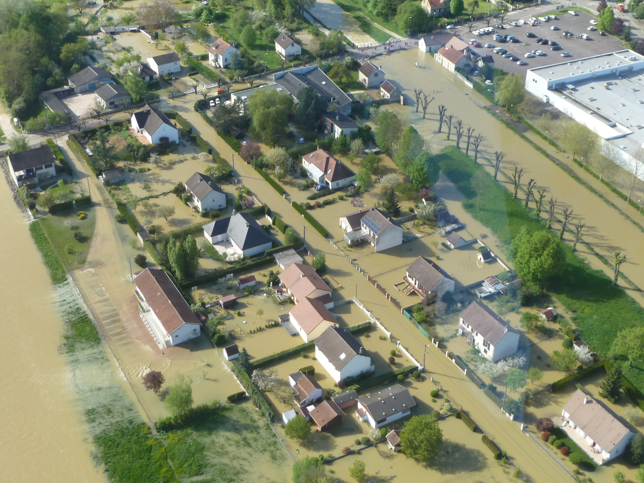 Crue de l'Armançon, en mai 2013, à Tonnerre, avenue de Montabaut , dans l'Yonne