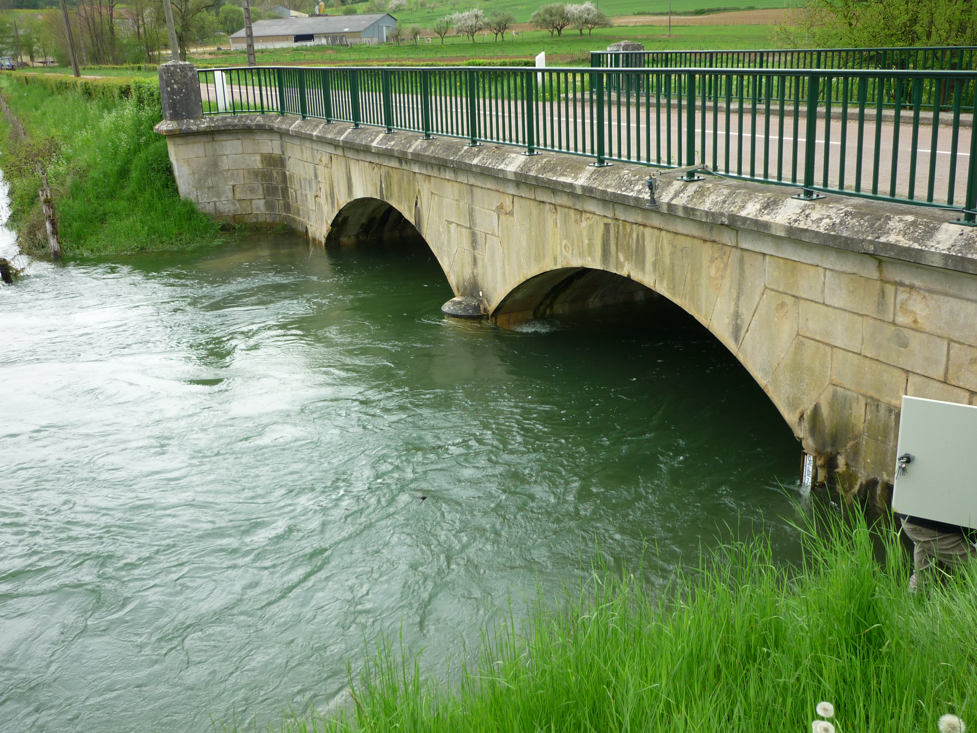 Crue de la Seine, en mai 2013, à Quemigny sur Seine, hameau de Cosne, pont sur la Seine, en Côte d'Or