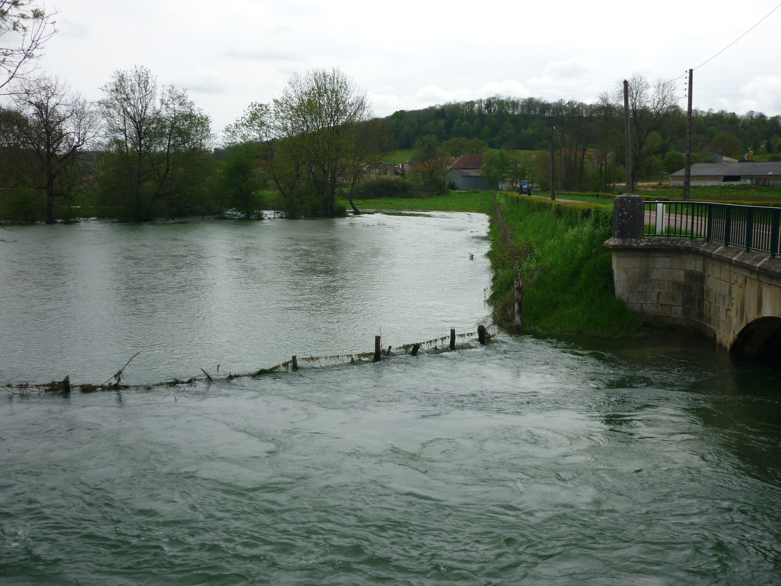 Crue de la Seine, en mai 2013, à Quemigny sur Seine, hameau de Cosne, pont sur la Seine, en Côte d'Or