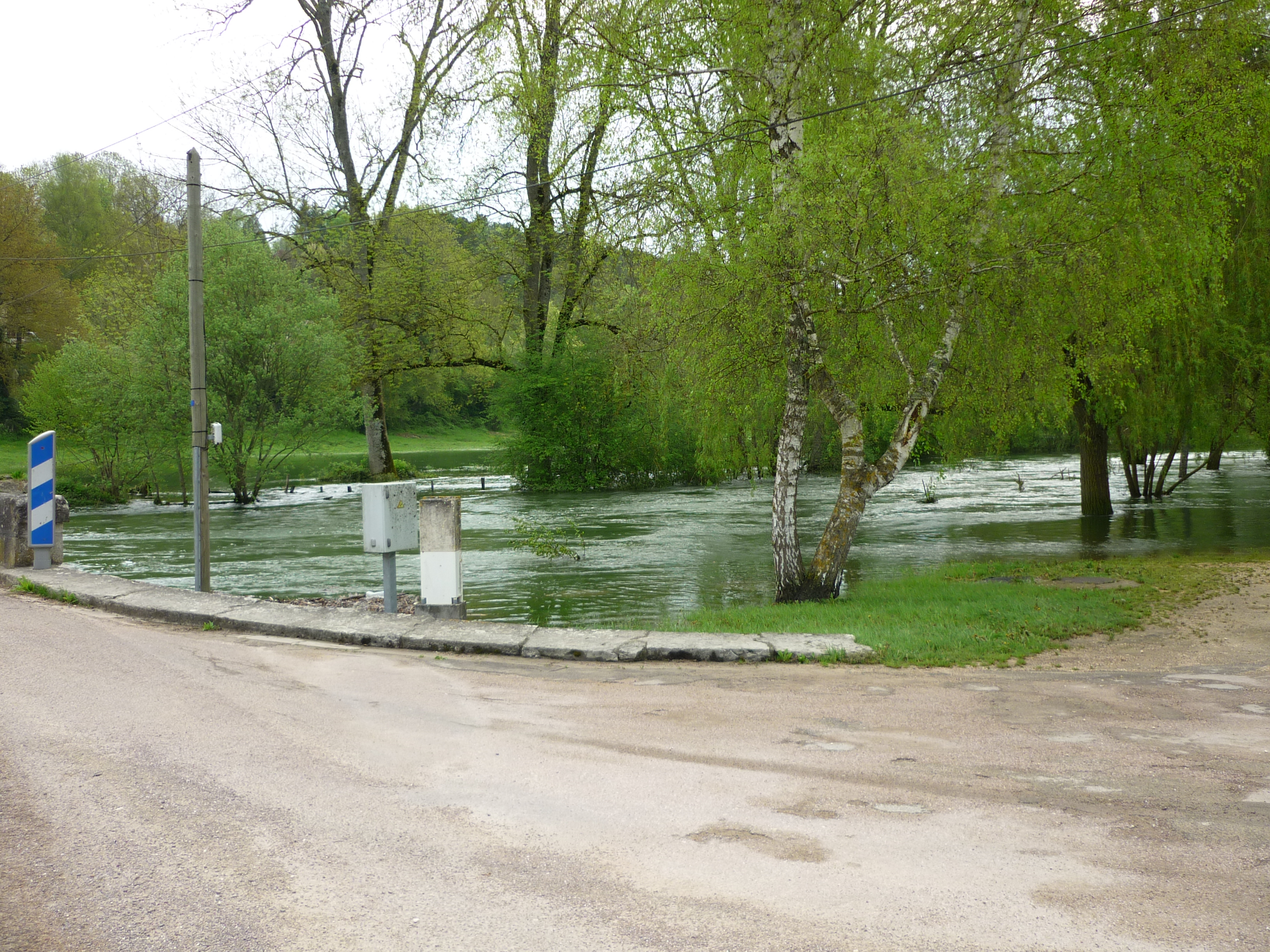 Crue de la Seine, en mai 2013, à Nod sur Seine, pont sur la Seine, en Côte d'Or