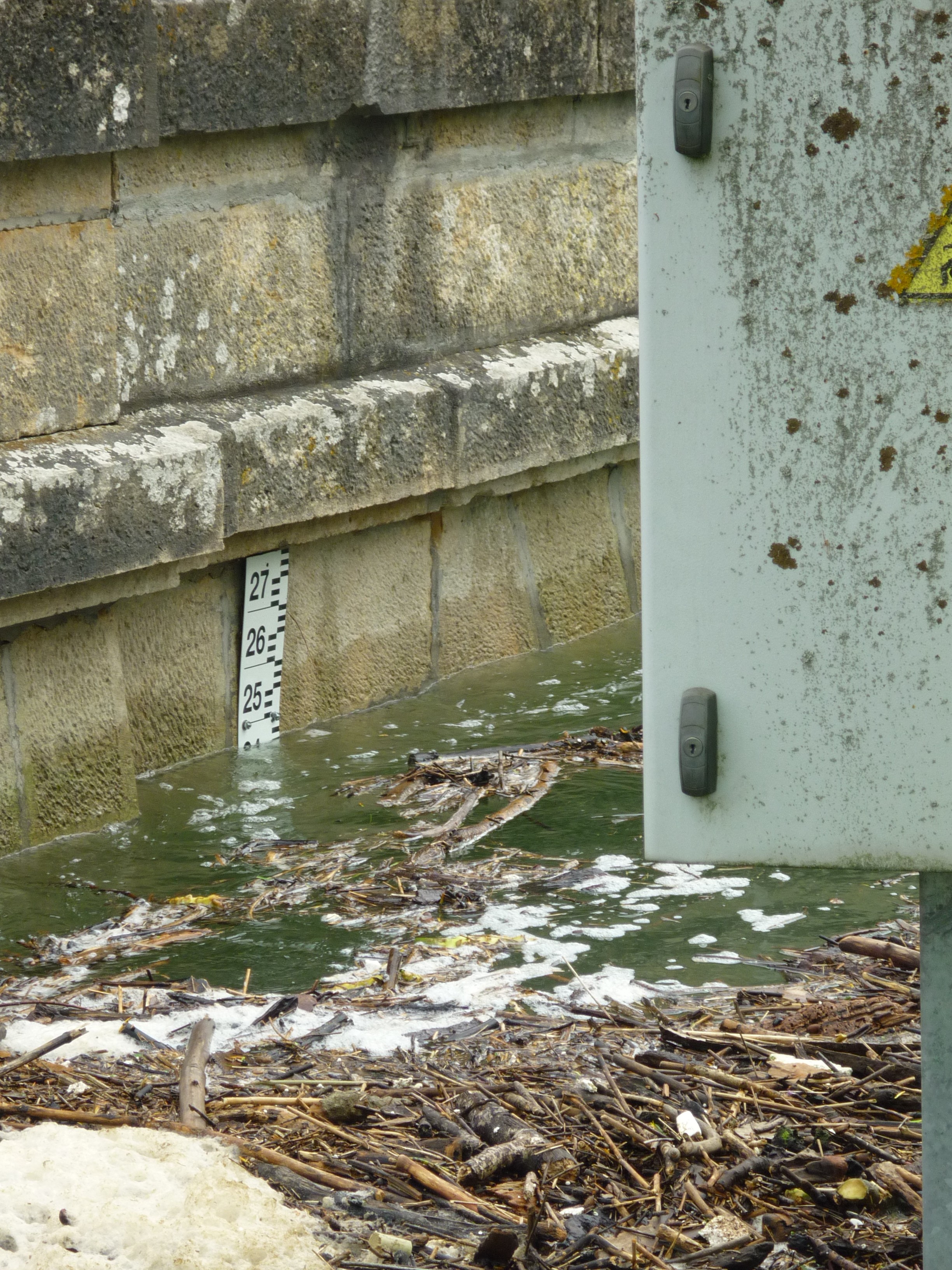 Crue de la Seine, en mai 2013, à Nod sur Seine, pont sur la Seine, en Côte d'Or