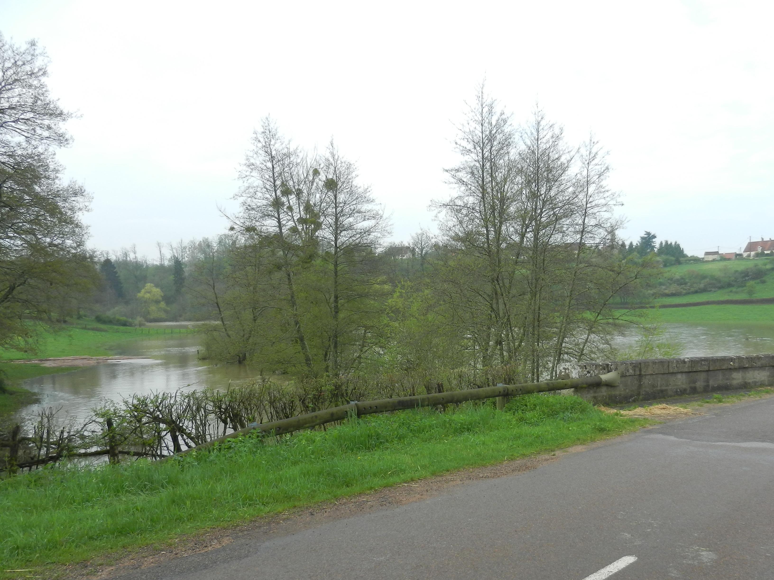 Crue du Serein, en mai 2013, à Le-Val-Larrey, route de Lucenay, Bierre lès Semur, en Côte d'Or