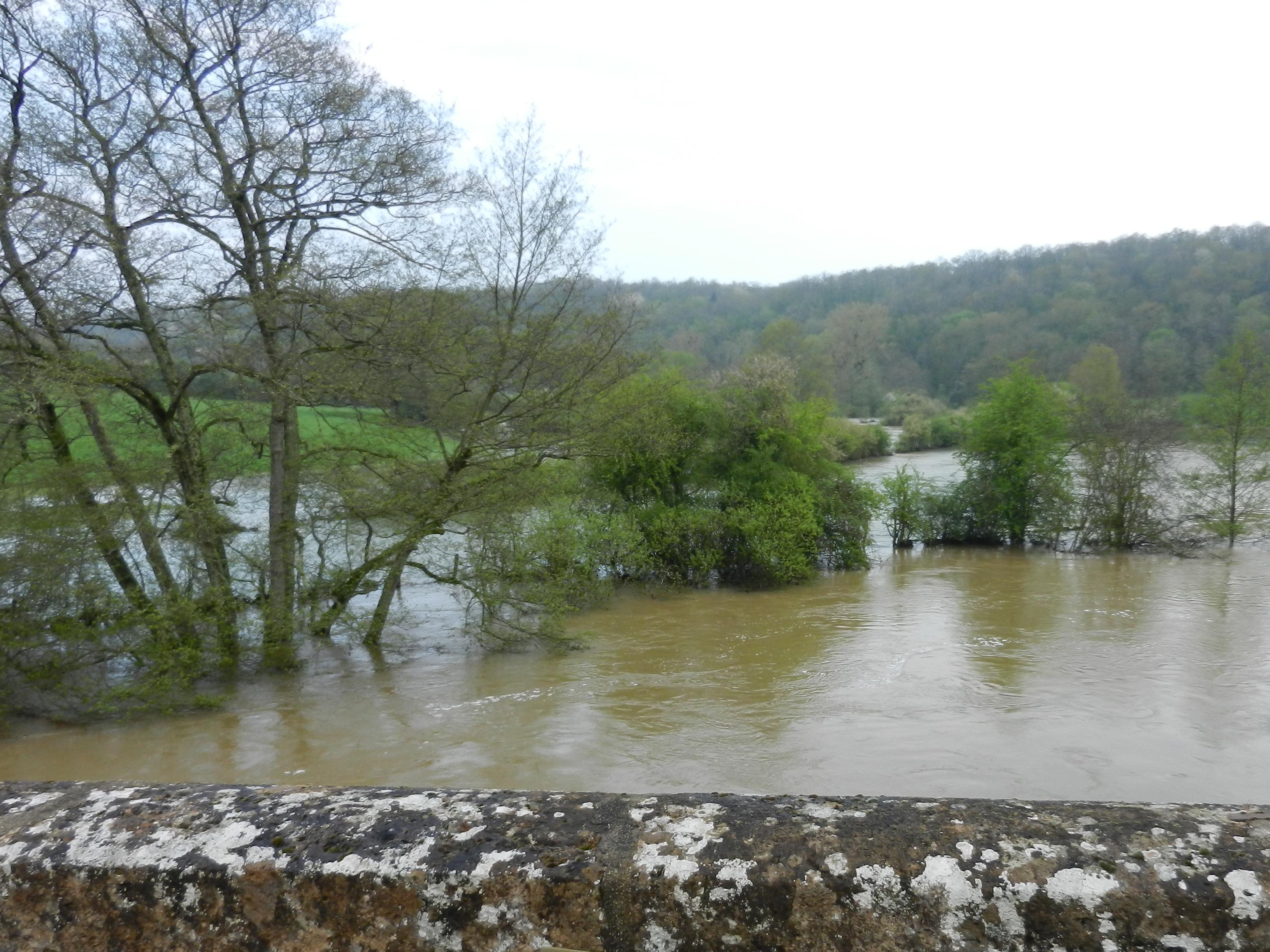 Crue du Serein, en mai 2013, à Le Val-Larrey, route de Lucenay, Bierre lès Semur, en Côte d'Or