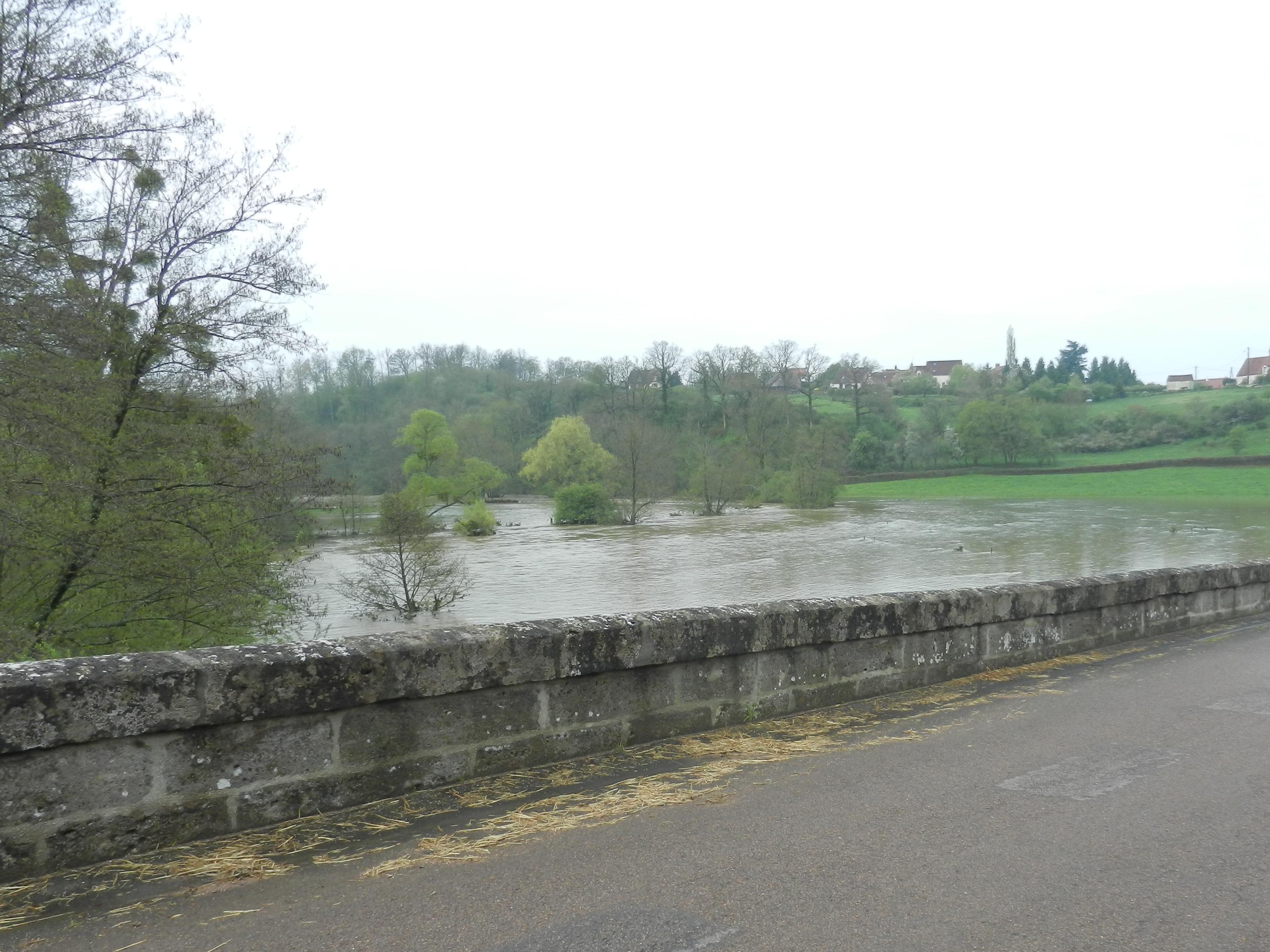 Crue du Serein, en mai 2013, pont route de Lucenay Bierre lès Semur, à Le-Val-Larrey en Côte d'Or