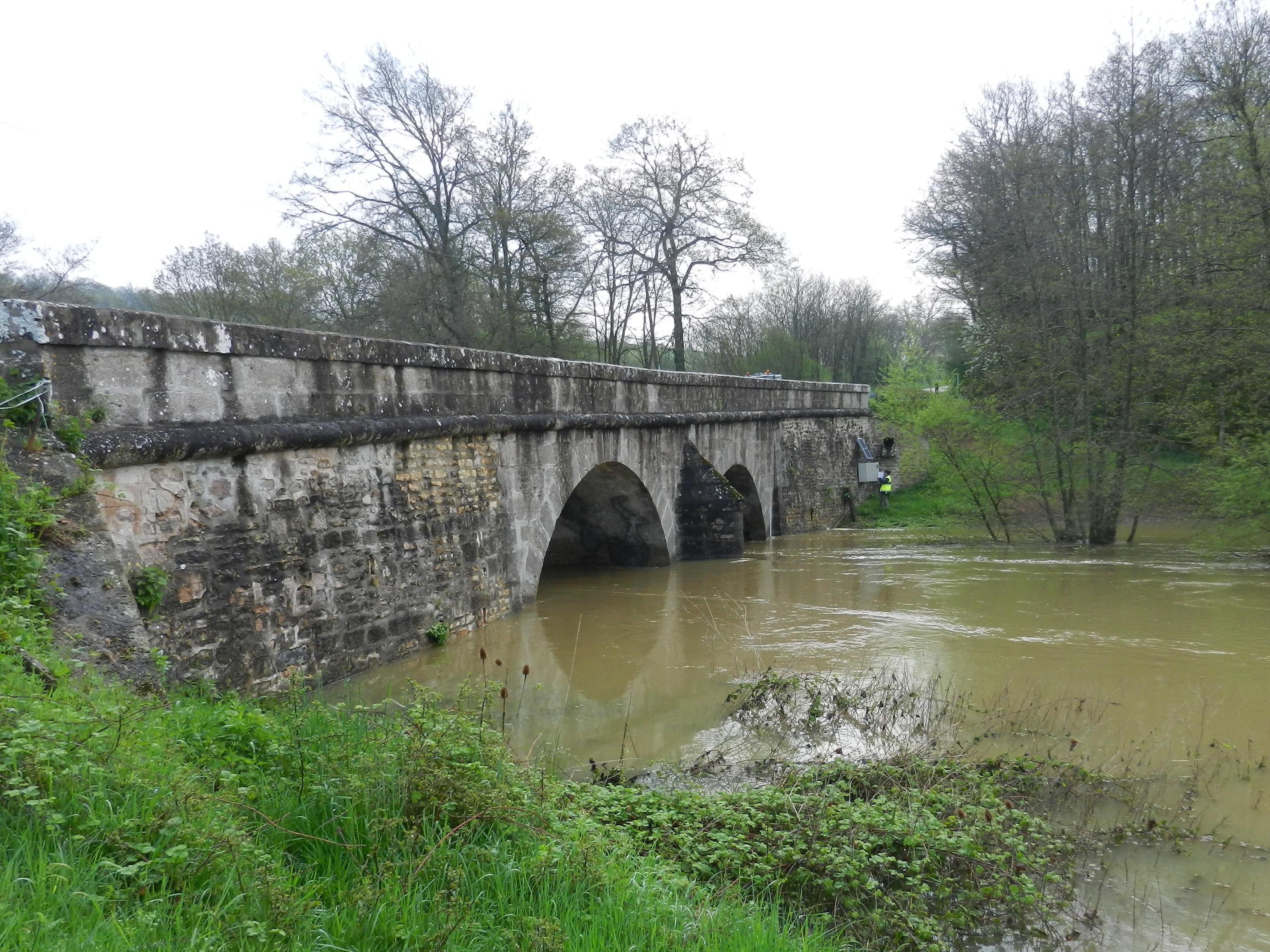 Crue du Serein, en mai 2013, pont route de Lucenay Bierre lès Semur, à Le-Val-Larrey en Côte d'Or